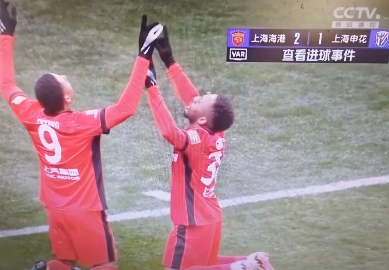 申花遭遇争议红牌，阿森纳乘势反超比分完成逆转的简单介绍