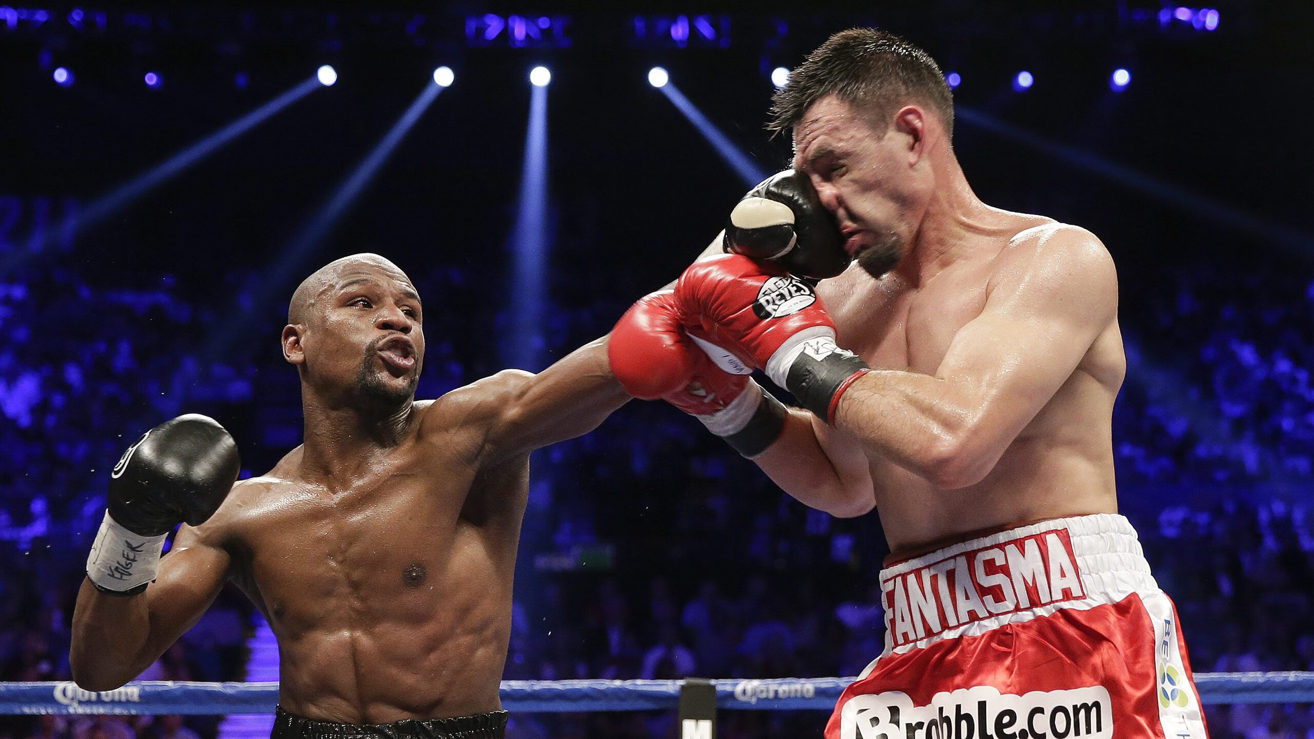 浓眉哥回归赛场，出色防守首场状态亮眼，篮网观众沸腾！